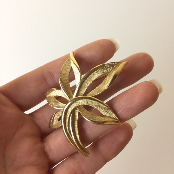 Vintage Trifari Gold Tone Leaf Brooch - Picture 7 of 8
